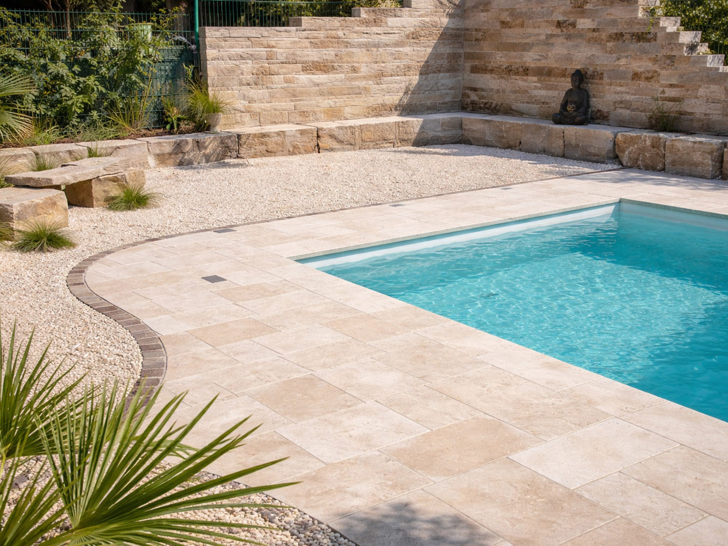 Travertin-Terrasse im Römischen Verband mit Pool und mediterraner Gartengestaltung