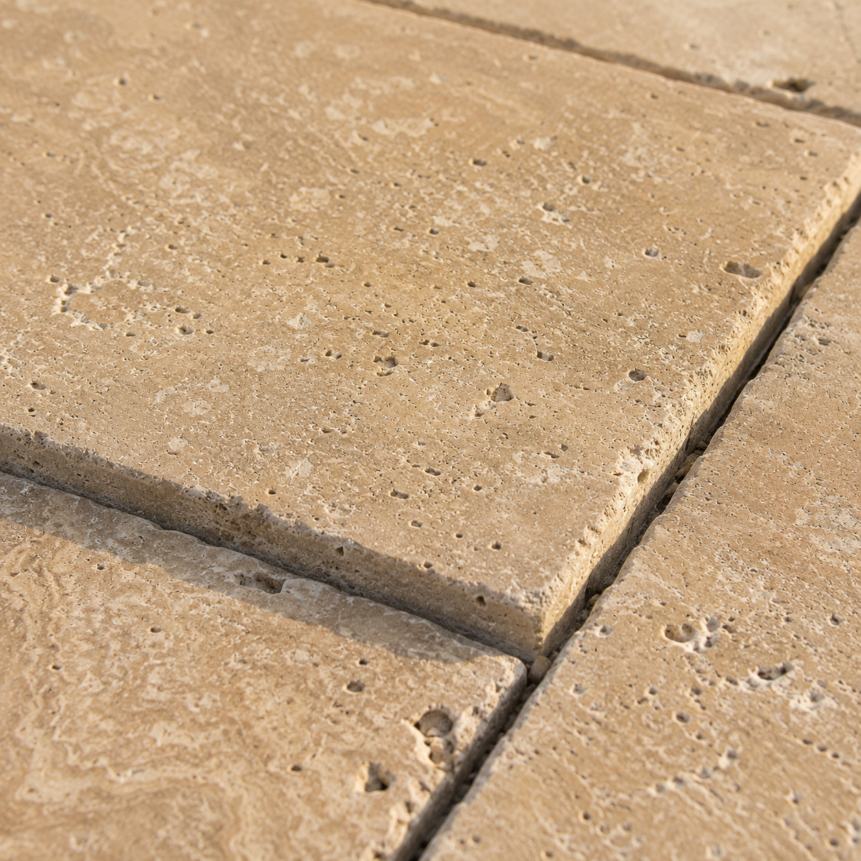 Detailaufnahme von Travertin-Terrassenplatten mit natürlicher Porenstruktur