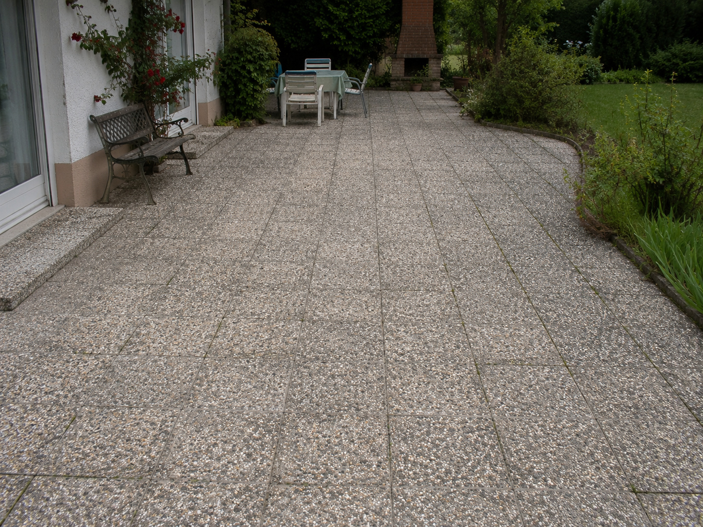 Alte Waschbetonplatten auf einer Terrasse im Garten