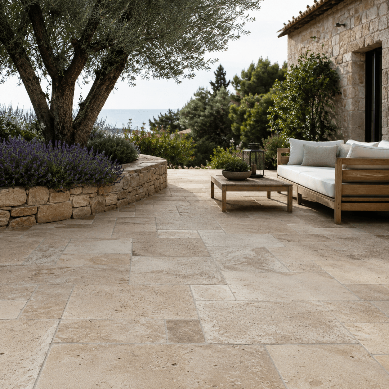 Modernisierte Terrasse mit Travertin-Natursteinplatten