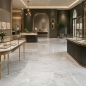 Preview: Luxuriöse Premium-Boutique mit polierten Bianco Carrara Marmorfliesen im hochwertigen B2B-Verkaufsraum