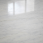Preview: Polierter Bianco Carrara Marmorboden mit feiner grauer Aderung und Lichtreflexion