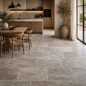 Preview: Travertin Silver Fliesen im Küchen- und Essbereich mit natürlicher Holzoptik und mediterraner Wohnatmosphäre