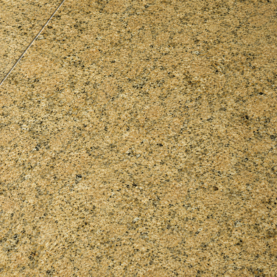 Preview: Oberflächendetail einer polierten Giallo Veneziano Granitfliese in warmen Gold- und Beigetönen