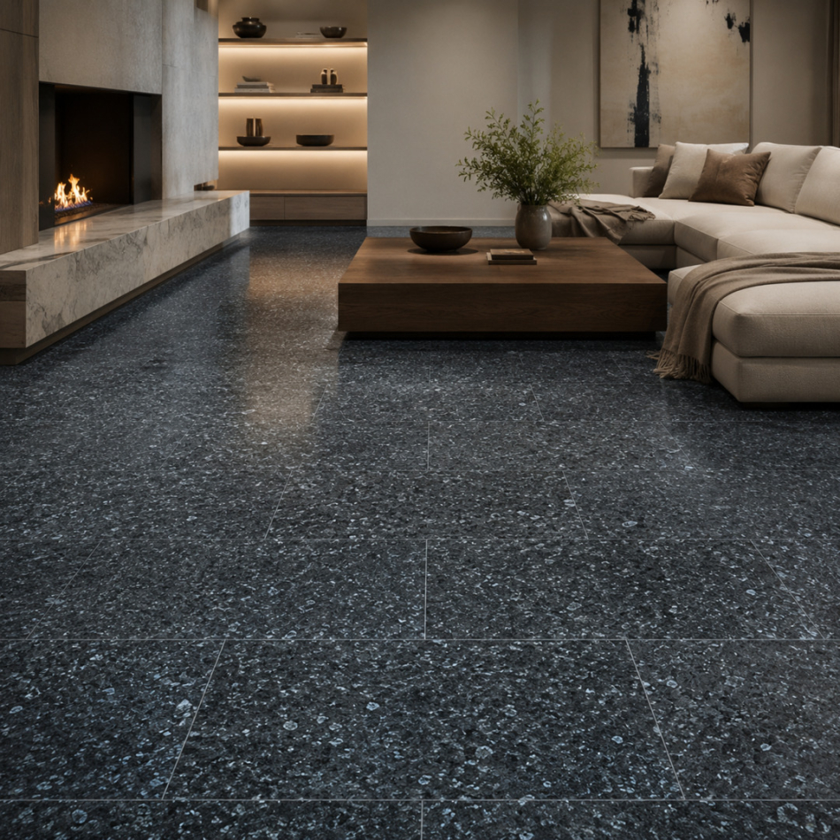 Blue Pearl Granitfliesen im modernen Wohnzimmer mit Kamin