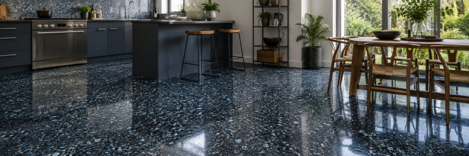 Blue Pearl Granitfliesen in Küche und Essbereich mit polierter Natursteinoberfläche