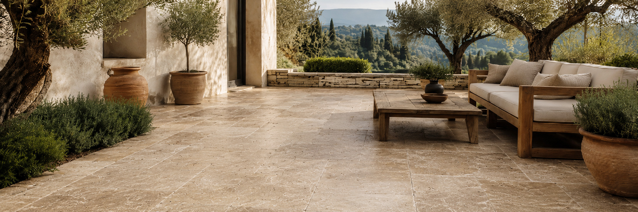 Travertin Noce Terrassenplatten in mediterraner Gartengestaltung
